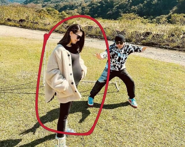 昆凌正式官宣怀3胎周杰伦大方晒老婆孕肚目测已有5个月