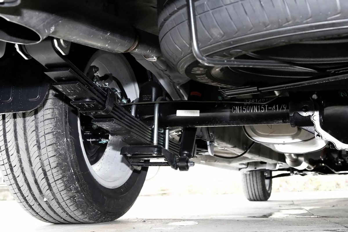 至于舒适性,五菱征程的底盘布局考虑到了货运的需求,所以够扎实,能拉