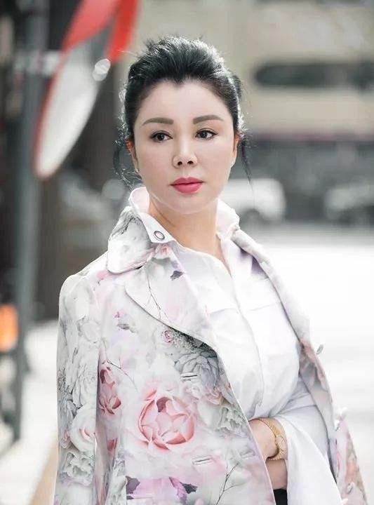 气质女星于小慧两段感情遍体鳞伤56岁仍单身是儿子最大的牵挂