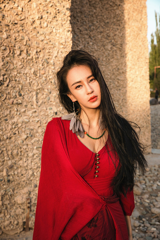 "瑜伽女神"母其弥雅好美 穿白色礼服秀身材 发型凌乱气质不减