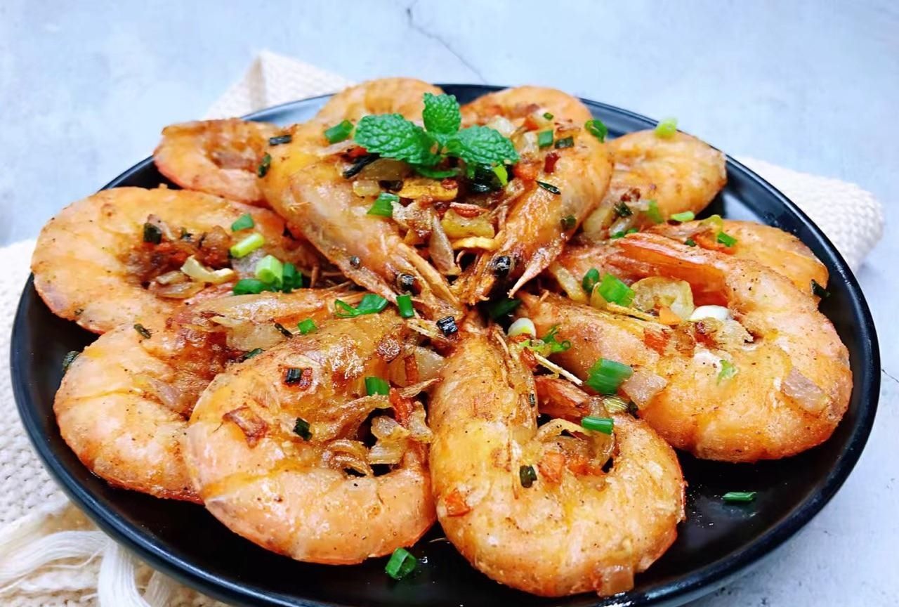 加少许酱油,糖,鸡精,胡椒粉,撒香葱末即可3.