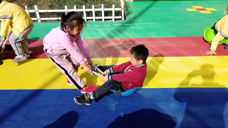 兄弟俩一个爱“出去野”一个很“宅”，成年后两人的差距有点大休闲区蓝鸢梦想 - Www.slyday.coM