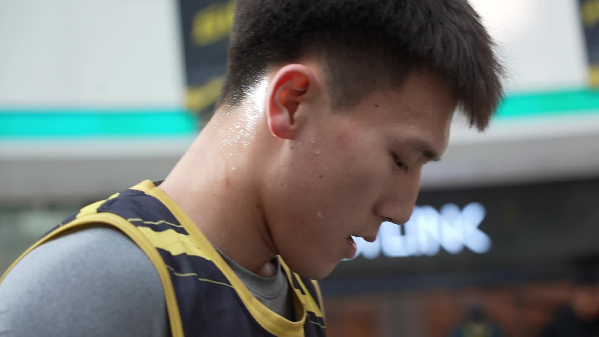 少年篮球汗水满满的都是荷尔蒙