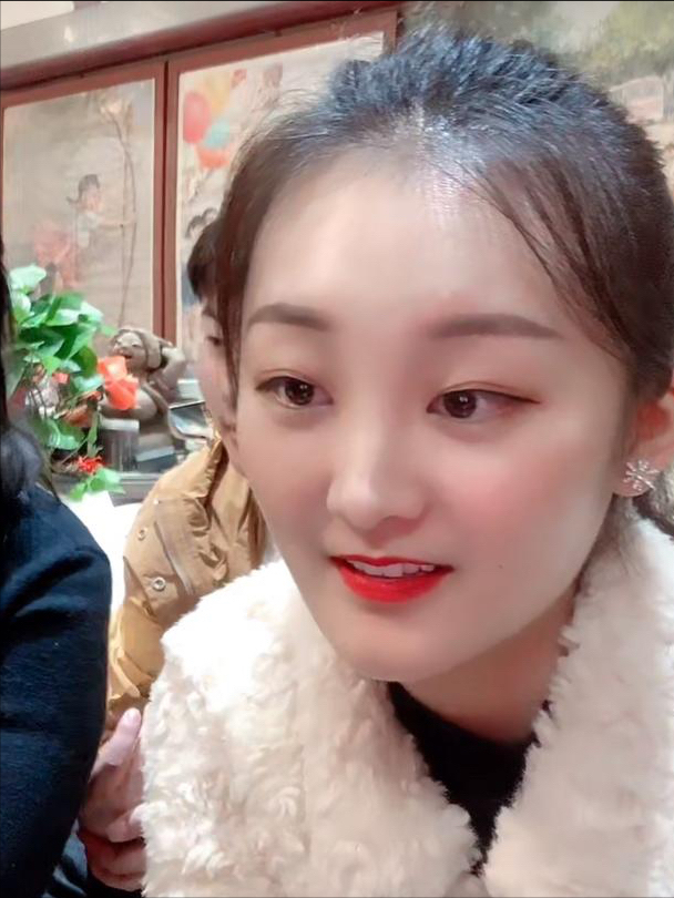 陈亚男为挽回形象继续直播上大招自曝帮助贫困县残疾人带货