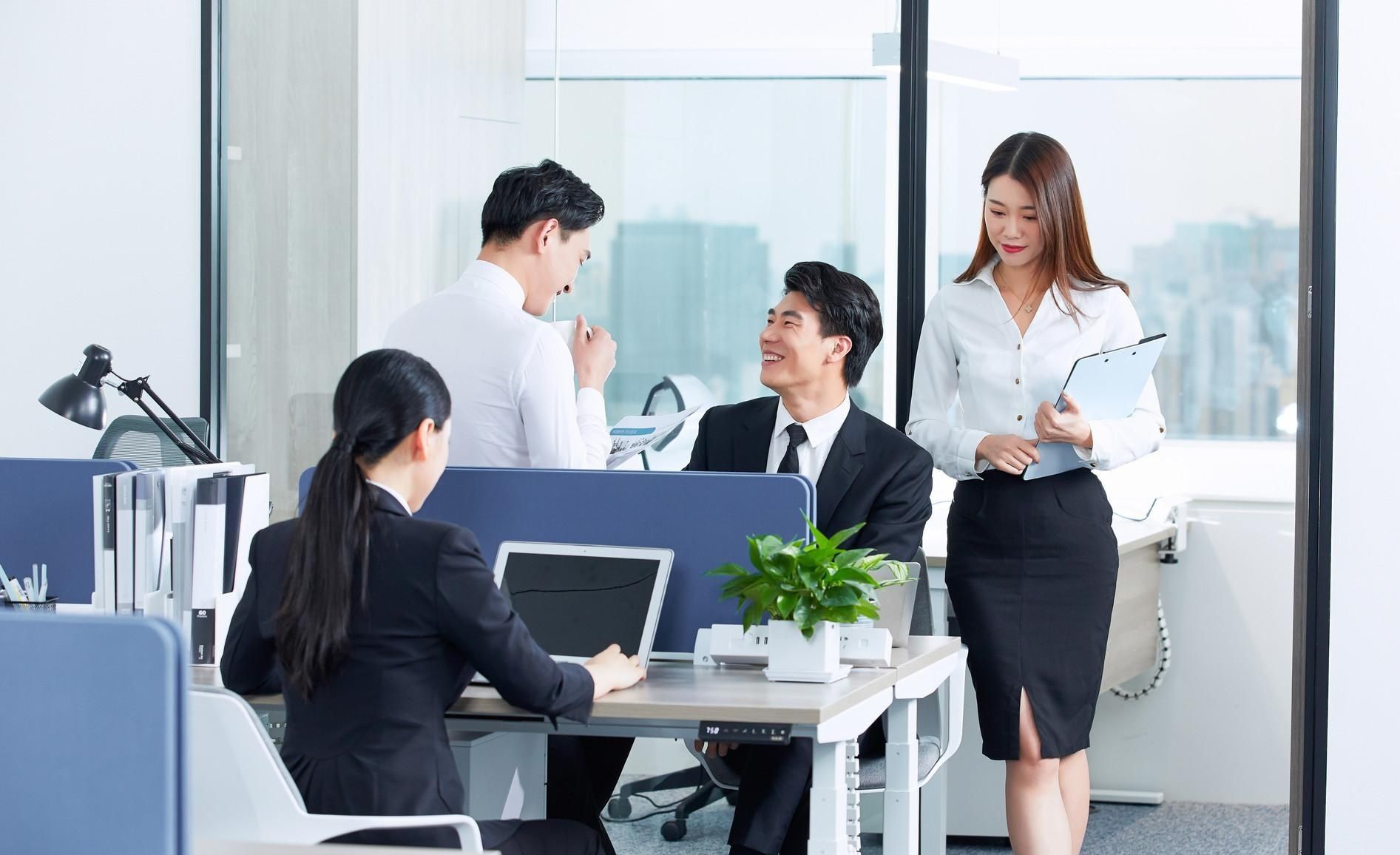 兄弟俩一个爱“出去野”一个很“宅”，成年后两人的差距有点大休闲区蓝鸢梦想 - Www.slyday.coM