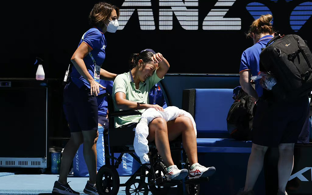 澳网,太惨了,中柬后裔痛哭坐轮椅离场,她的对手被