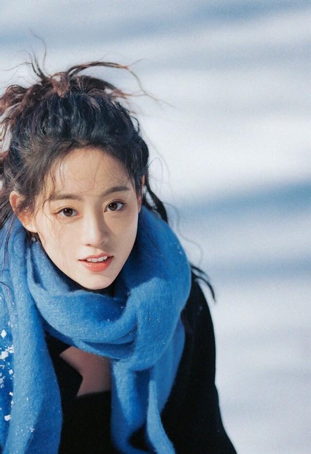 祝绪丹雪地里拍大片黑色大衣蓝色围巾慵懒简约氛围感拉满