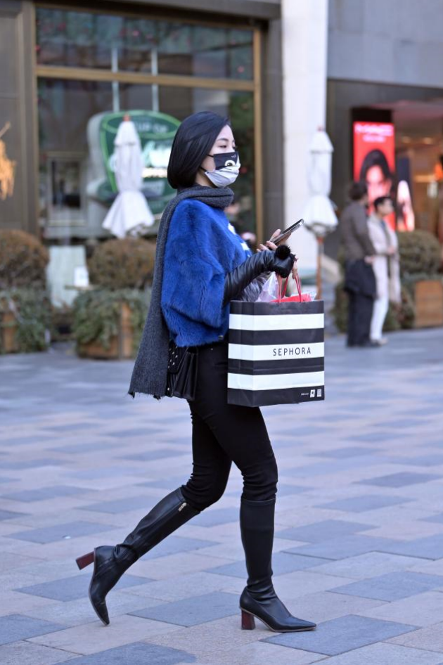 北方女孩的冬日穿搭就看北京街拍服装保暖厚实穿搭不臃肿