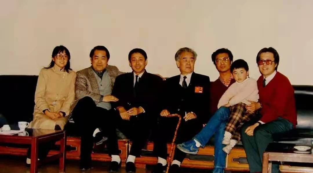 央视最帅主播薛飞巅峰时辞职出国摆地摊今64岁当起了教授