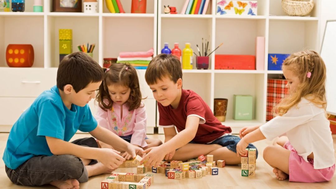 兄弟俩一个爱“出去野”一个很“宅”，成年后两人的差距有点大休闲区蓝鸢梦想 - Www.slyday.coM