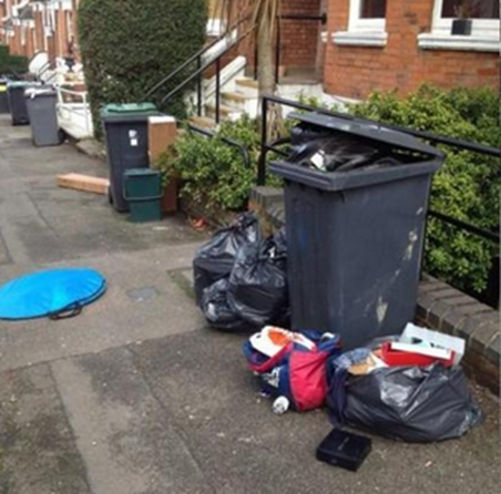 男子倒垃圾发现桶在摆动,走近查看,男子吓得直哆嗦!