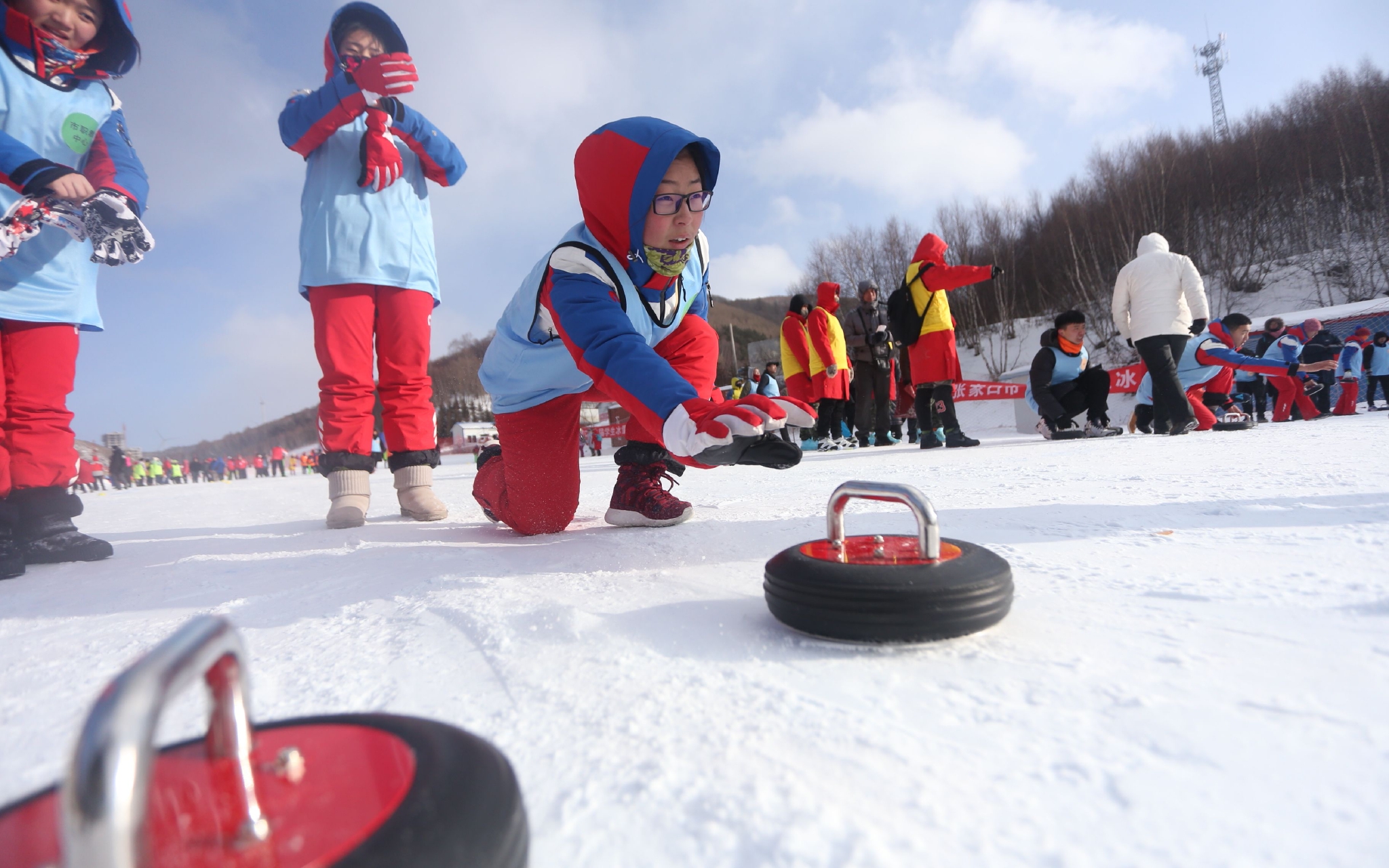 张家口市首届学生冰雪运动会雪地冰壶项目.北京冬奥组委供图