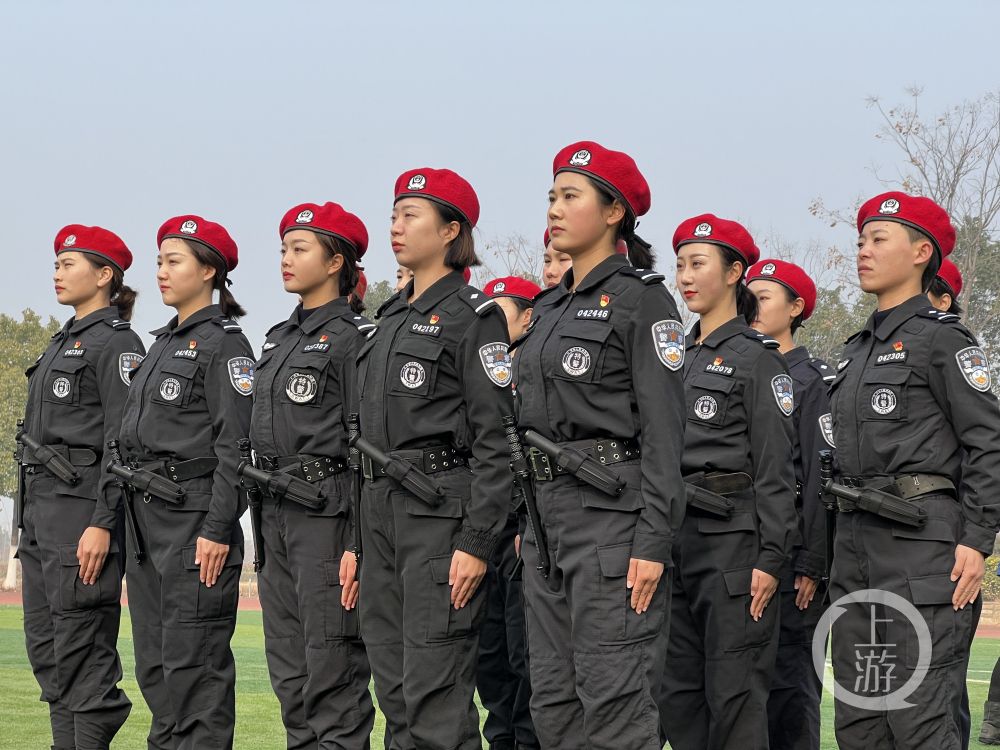 近日,武汉市公安局特警支队女子特警大队出警前集合.