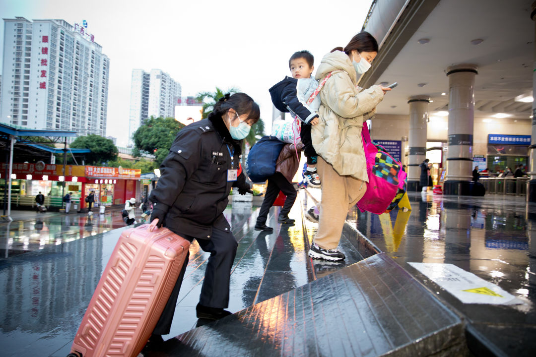 可以看到,入站口,安保人员正一丝不苟地检查着大家的行李物品,台阶上