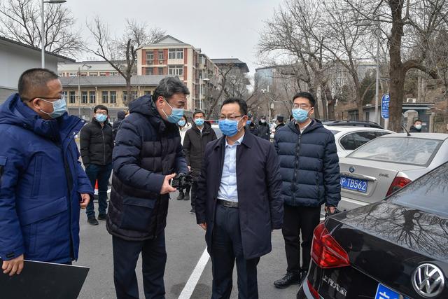 东城区委书记孙新军来到大华路,就市民提出的停车乱收费问题现场督办.