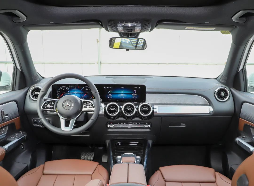 21万多买奔驰glb标配双联屏136马力五座值得入手吗