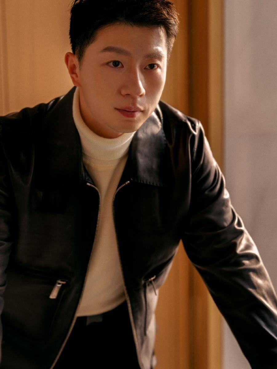 马龙身着皮衣针织衫搭配温柔酷帅