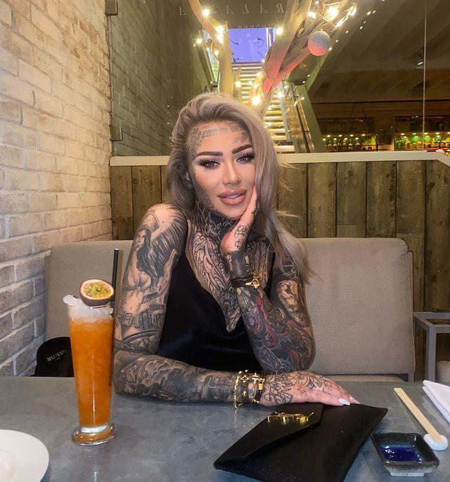 英国模特95肌肤上都是纹身