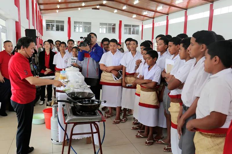 援助教师在汤加学院示范中国蔬菜的烹饪方法
