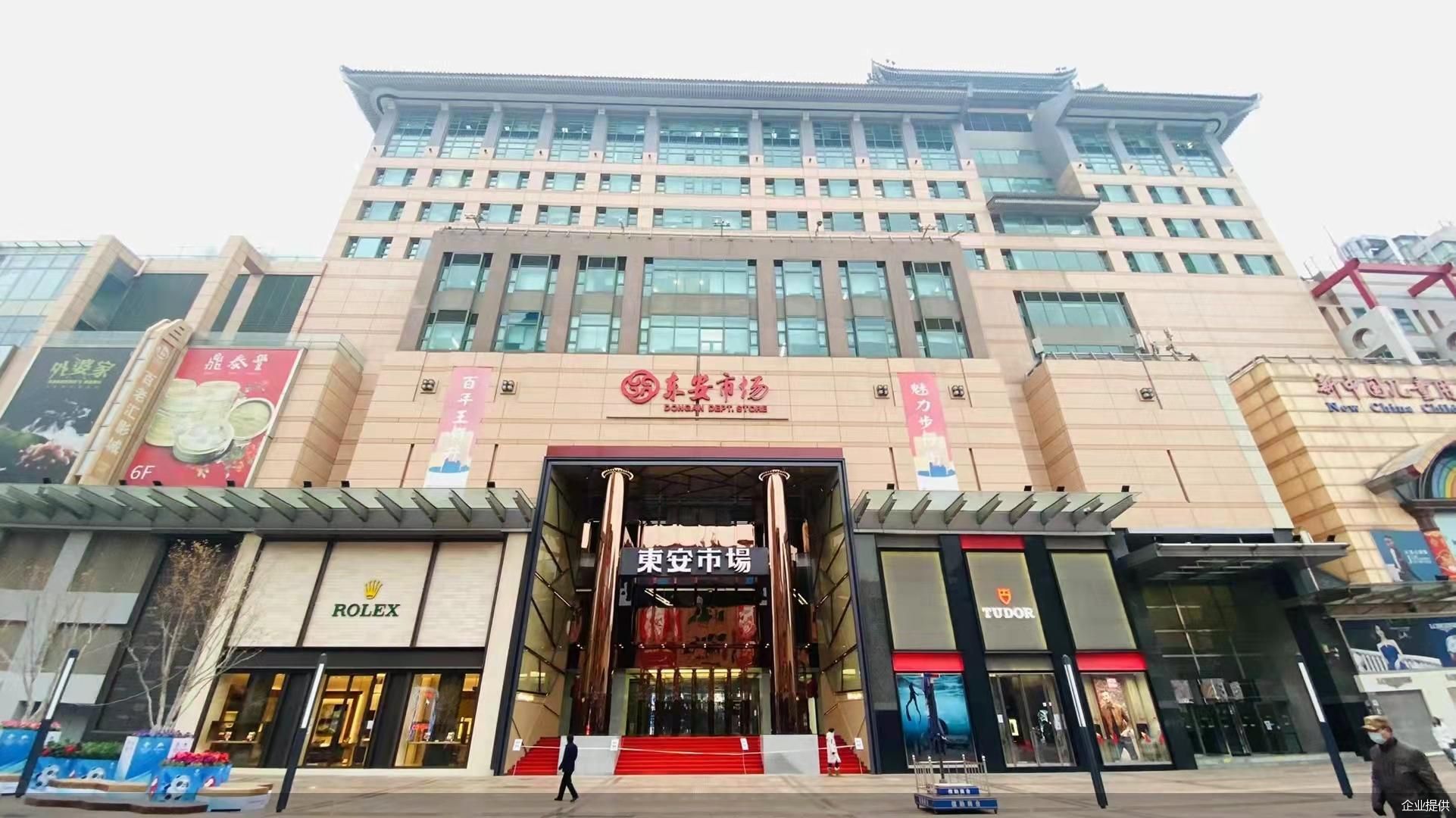 北京商报记者看到,东安市场大多以国际一线奢侈品牌,设计师品牌为主.