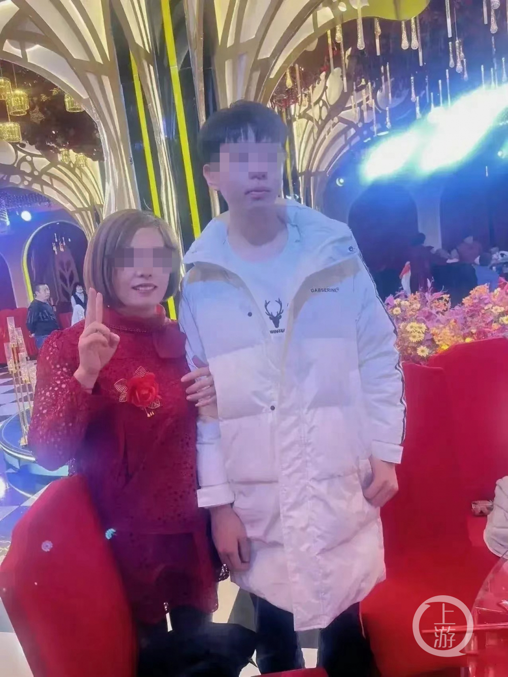 ▲刘学州和亲生母亲在弟弟生日宴上的合影。图片来源/个人微博