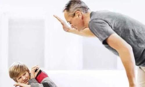 家长在学校打骂孩子，当着老师的面！老师要不要管？两难休闲区蓝鸢梦想 - Www.slyday.coM