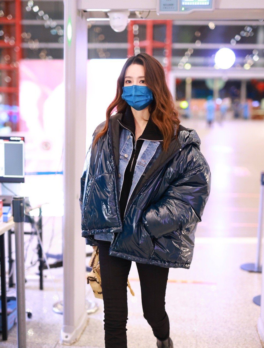 31岁李沁走机场真下功夫羽绒服搭配小脚裤秀身材气质真不一样