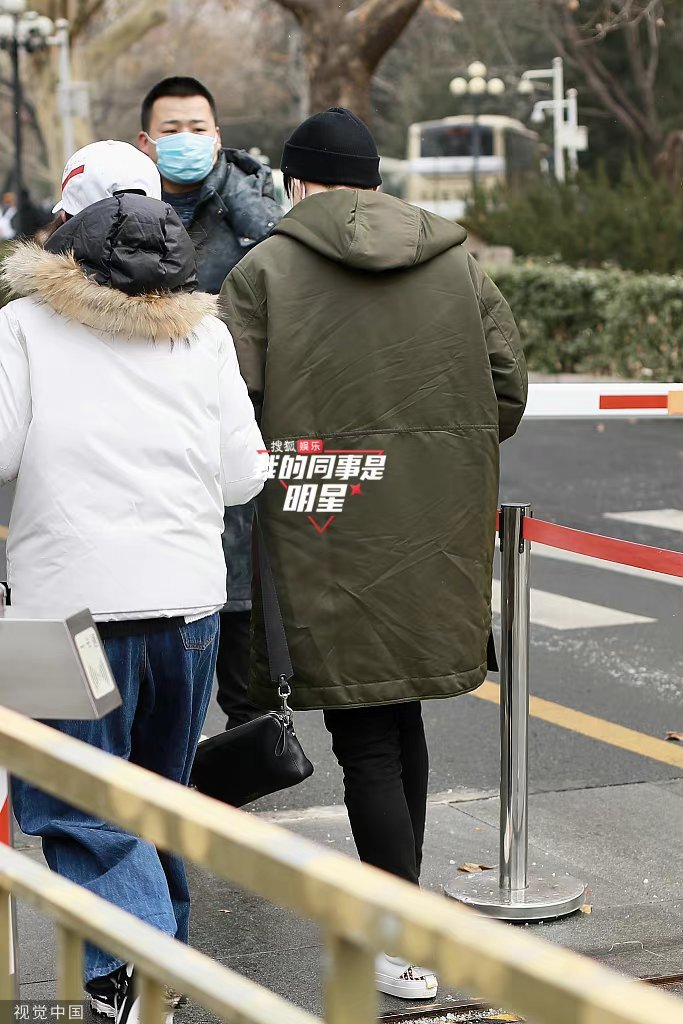 举报张艺兴又漏脚踝了