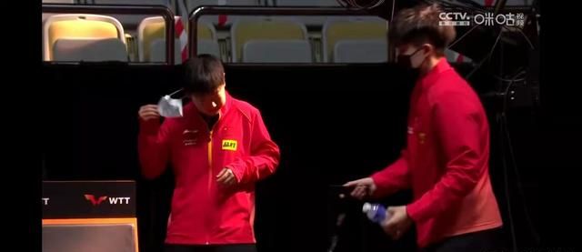 “莎头”组合战胜马龙，王楚钦彰显男士风度，但莎妹无动于衷！休闲区蓝鸢梦想 - Www.slyday.coM