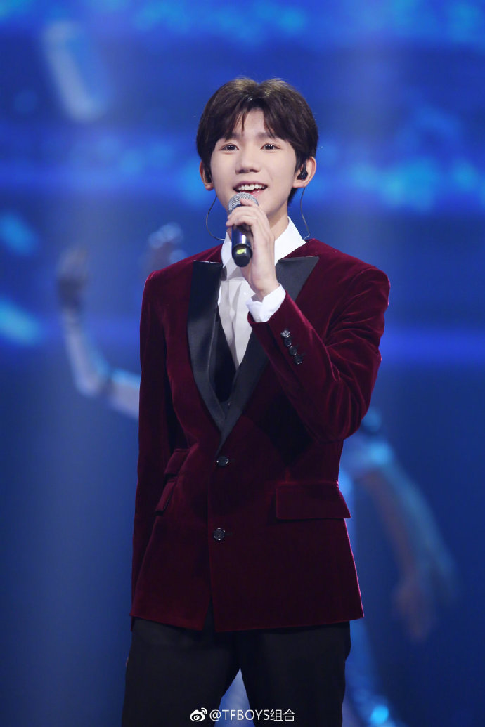 王源现身2022央视春晚王源彩排现场