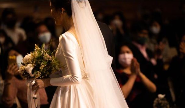 组图：曾沛慈分享九宫格婚礼现场照,穿白纱手捧花笑容灿烂休闲区蓝鸢梦想 - Www.slyday.coM