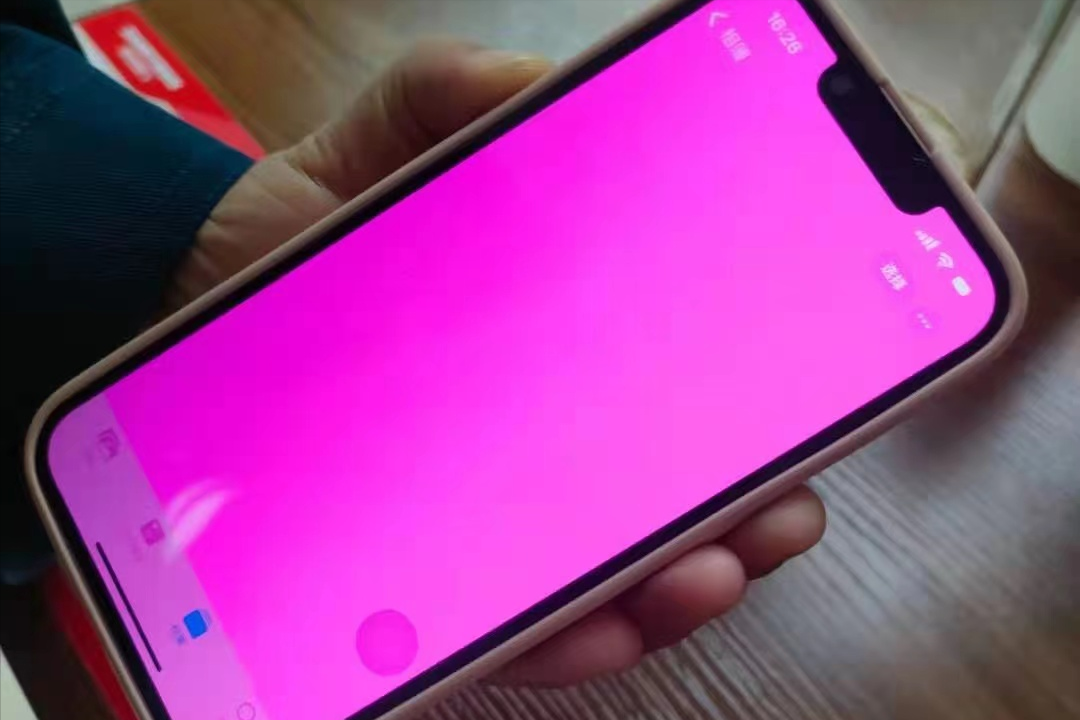 大量“粉屏”现身iphone13，你“中奖”了吗？休闲区蓝鸢梦想 - Www.slyday.coM