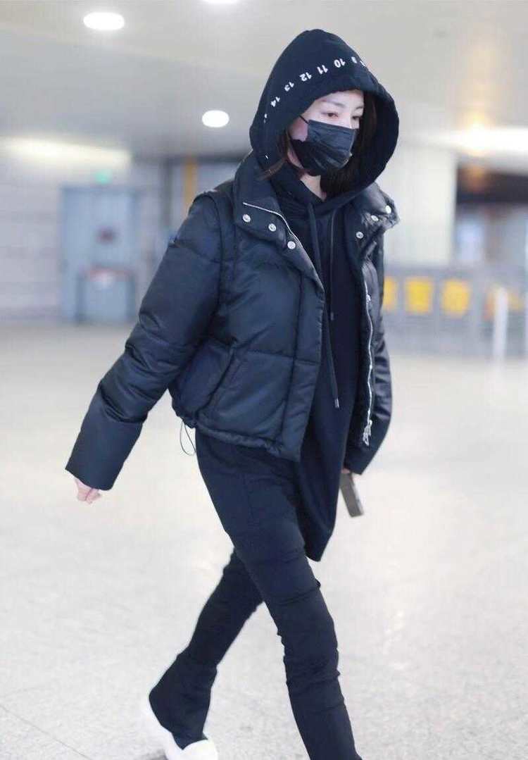 系搭配——降低配色难度张雨绮恋爱后越来越有少女感,棉衣配连帽卫衣
