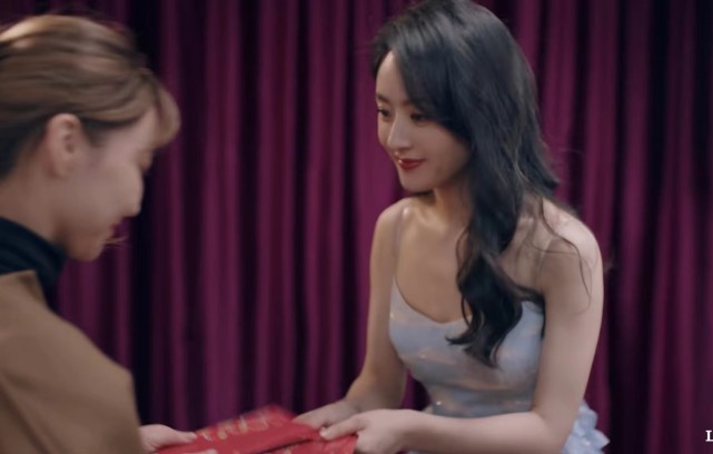 赵丽颖更新视频，下班给工作人员发红包，回家抱爱犬自拍太治愈休闲区蓝鸢梦想 - Www.slyday.coM