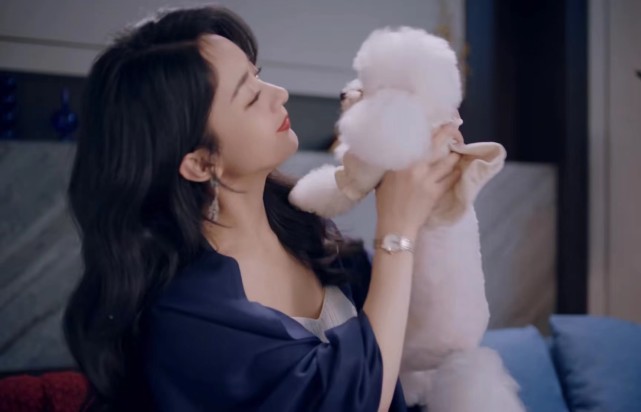 赵丽颖更新视频，下班给工作人员发红包，回家抱爱犬自拍太治愈休闲区蓝鸢梦想 - Www.slyday.coM