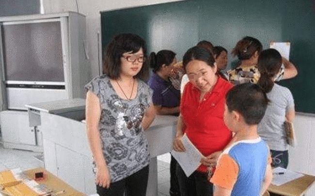 家长在学校打骂孩子，当着老师的面！老师要不要管？两难休闲区蓝鸢梦想 - Www.slyday.coM