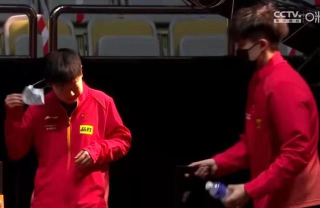 “莎头”组合战胜马龙，王楚钦彰显男士风度，但莎妹无动于衷！休闲区蓝鸢梦想 - Www.slyday.coM