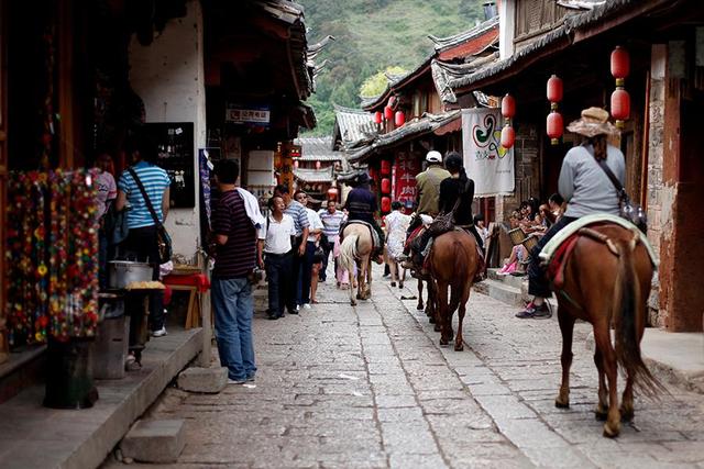 高突的上马石,马锅头的豪宅,还有马鞍,马铃,马灯,皮口袋,酥油桶,曾经