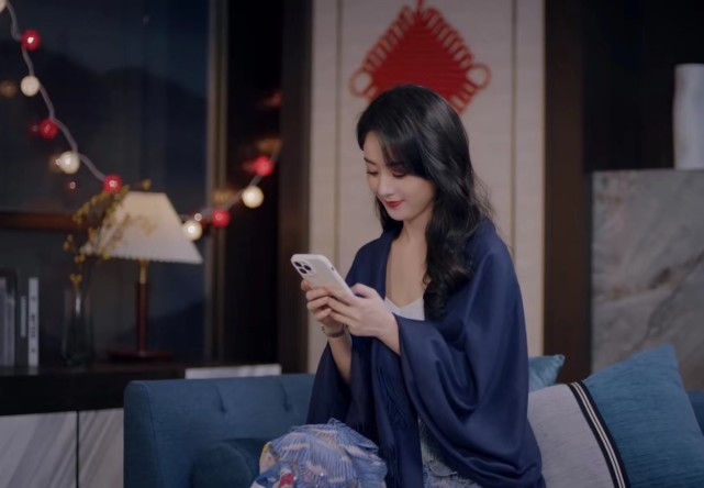 赵丽颖更新视频，下班给工作人员发红包，回家抱爱犬自拍太治愈休闲区蓝鸢梦想 - Www.slyday.coM