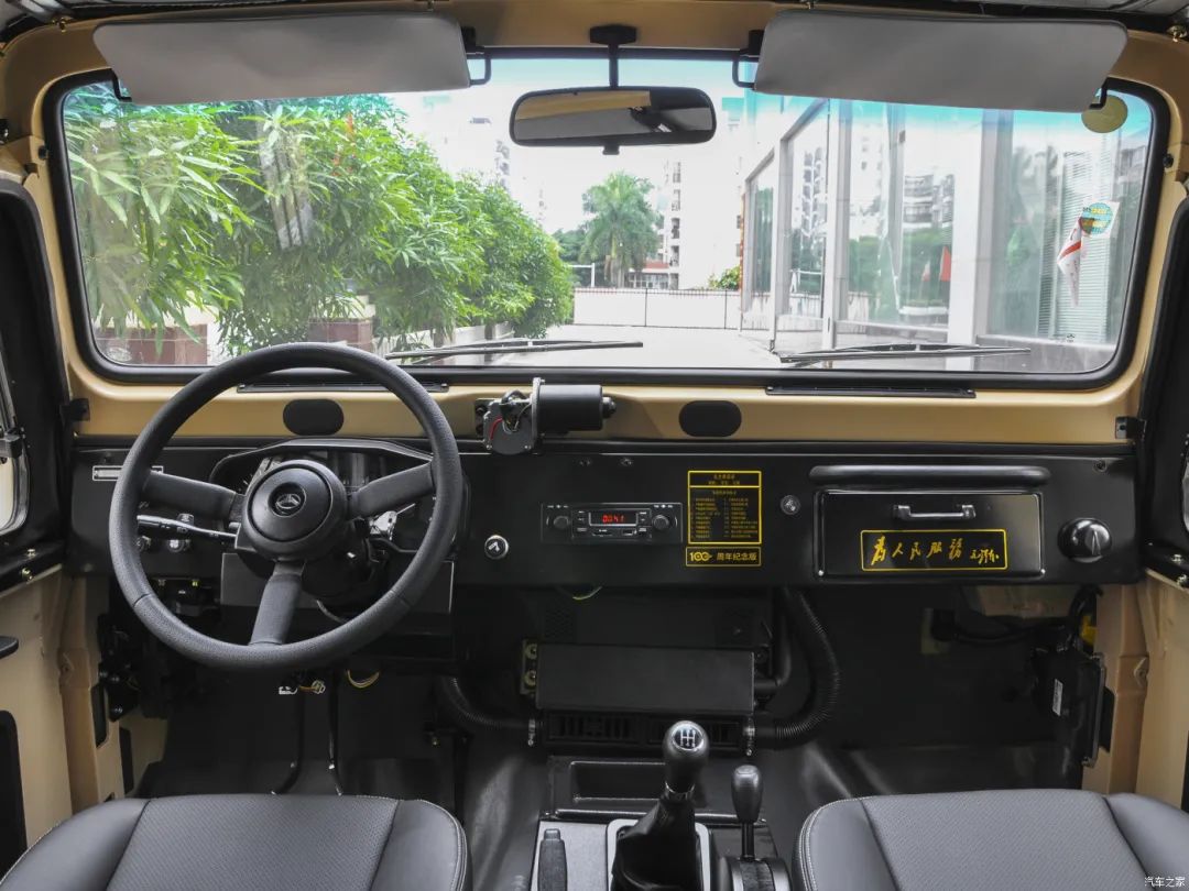 现款bj212内饰不过目前从获得的信息来看,它将拥有两种设计样板,一种