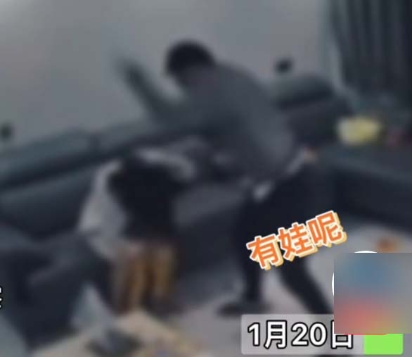 女子被家暴，后脑遭男方擂鼓般击打，仍不忘安抚小孩：我娃不怕休闲区蓝鸢梦想 - Www.slyday.coM