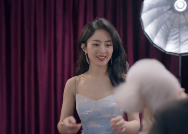 赵丽颖更新视频，下班给工作人员发红包，回家抱爱犬自拍太治愈休闲区蓝鸢梦想 - Www.slyday.coM