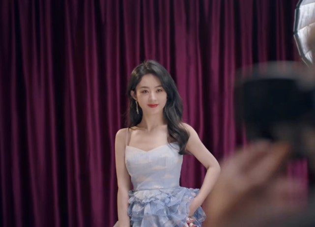 赵丽颖更新视频，下班给工作人员发红包，回家抱爱犬自拍太治愈休闲区蓝鸢梦想 - Www.slyday.coM