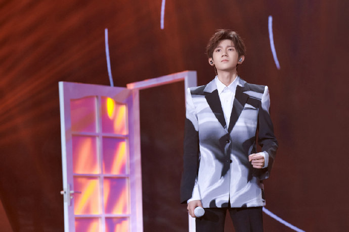 王源现身2022央视春晚王源彩排现场