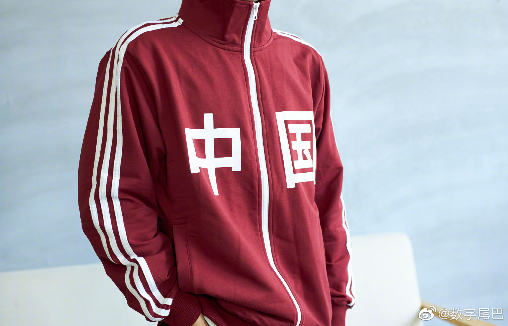 日送出这件中国夹克】而且今天吴京代言也官宣了,尾巴们想要这件衣服