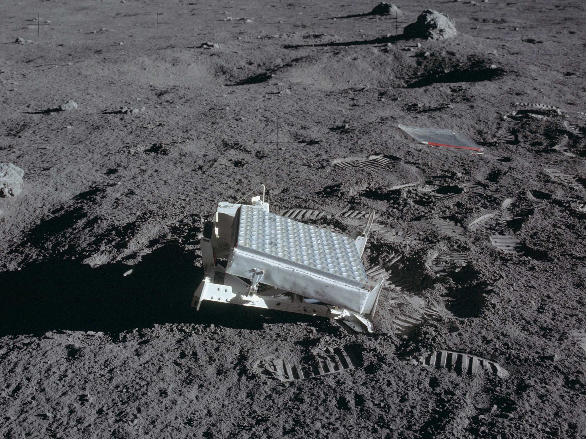 另一种方法,就是利用月球自身的材料,作为建造空间站的建筑材料.