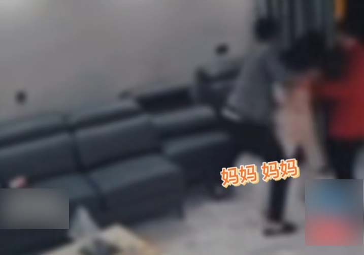 女子被家暴，后脑遭男方擂鼓般击打，仍不忘安抚小孩：我娃不怕休闲区蓝鸢梦想 - Www.slyday.coM