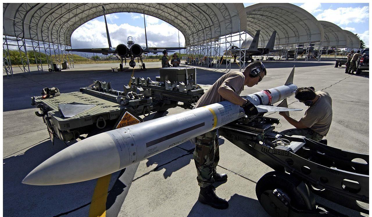 它是50年代至90年代间最主要的超视距空战武器:aim-7麻|视距|空战