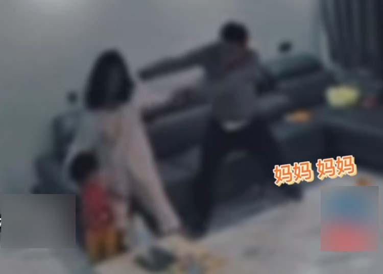女子被家暴，后脑遭男方擂鼓般击打，仍不忘安抚小孩：我娃不怕休闲区蓝鸢梦想 - Www.slyday.coM