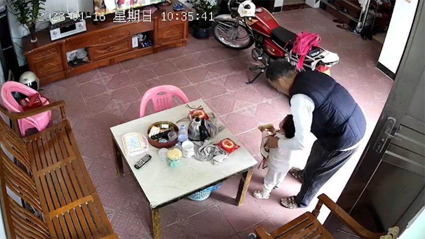 广东媳妇生了女儿公公嘴上说不喜欢，监控下的一幕却惹哭媳妇！休闲区蓝鸢梦想 - Www.slyday.coM